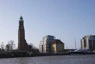 Blick auf den Hafen mit Leuchturm von Bremerhaven