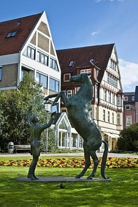 Fachwerkhäuser und Pferdeskulpur in Celle