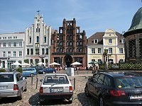Marktplatz, im Vordergrund der Alte Schwede und das Reuterhaus