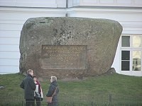Der Gedenkstein an den Gründer "Friedrich Franz I."