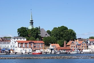 Stadtkern mit der Kirche St. Nicolai von der Schlei aus