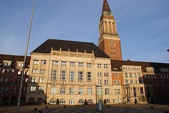Das Kieler Rathaus, im Hintergrund der Rathausturm