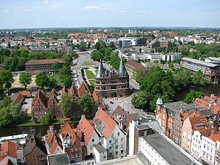 Blick auf das Holstentor in Lübeck