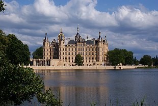 Im Vordergrund das Schweriner Märchenschloss in Schwerin (Mecklenburg-Vorpommern)