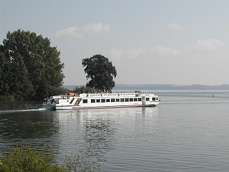 Fahrgastschiff der Weißen Flotte auf dem Schweriner See