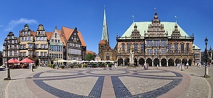 Marktplatz im Zentrum von Bremen mit Dom und Rathaus