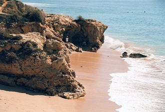 Wellen und Felsküste am Strand von Carrapateira