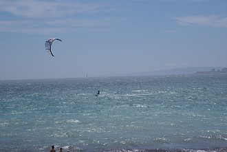 Kitesurfer an der Atlantik-Küste der Costa de la Luz