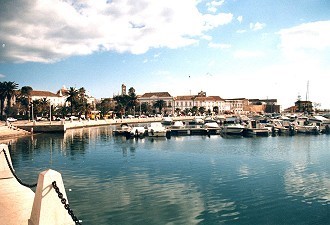 Der Hafen mit der Promenade von Faro