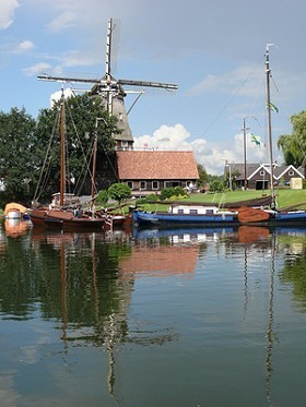 Windmühle an einem Kanal im Gelderland (Harderweijk)