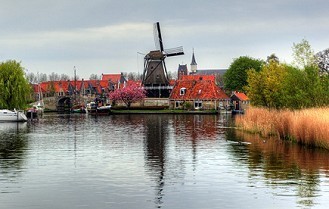 Holländisches Dorf in Friesland mit Windmühle