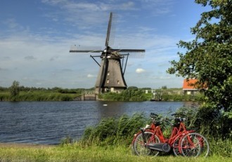 Kanal und Mühle in der Niederlande