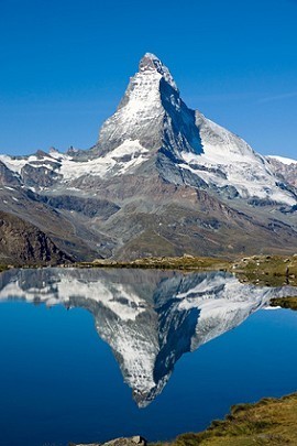 Blick auf See und Matterhorn in Wallis