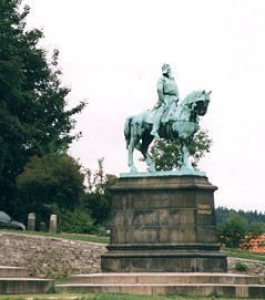 Barbarossa Standbild vor der Kaiserpfalz