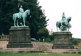 Bronzestandbild vor der Kaiserpfalz in Goslar