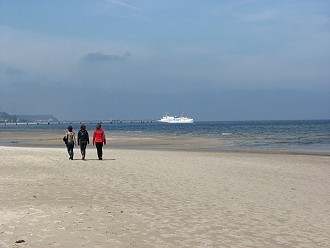 Strand von Zinnowitz, im Hintergrund die Seebrücke