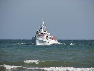 Fahrgastschiff die "MS Boltenhagen" fährt entlang der Ostsee Küste